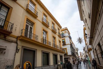Redevco puts an office building for sale in Seville